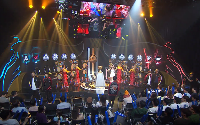 英雄联盟比赛：LPL战队WE正在估清上单？