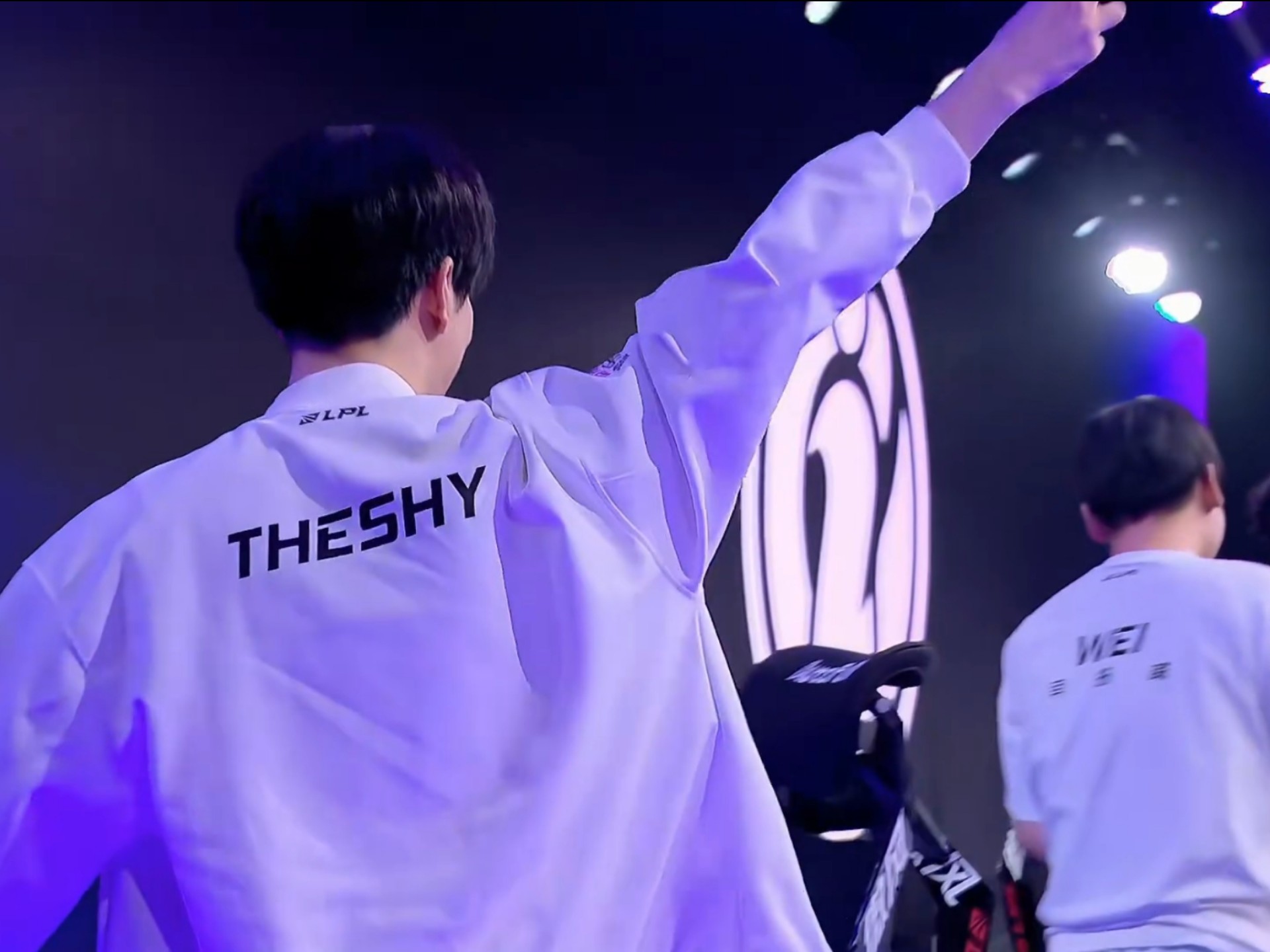 LNG Esports 官方：与团队打野选手 Weiwei 续约成功；